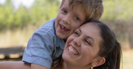 au pair med et værtsbarn på ryggen