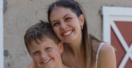 Programkrav Au pair omfavner værtsbarn