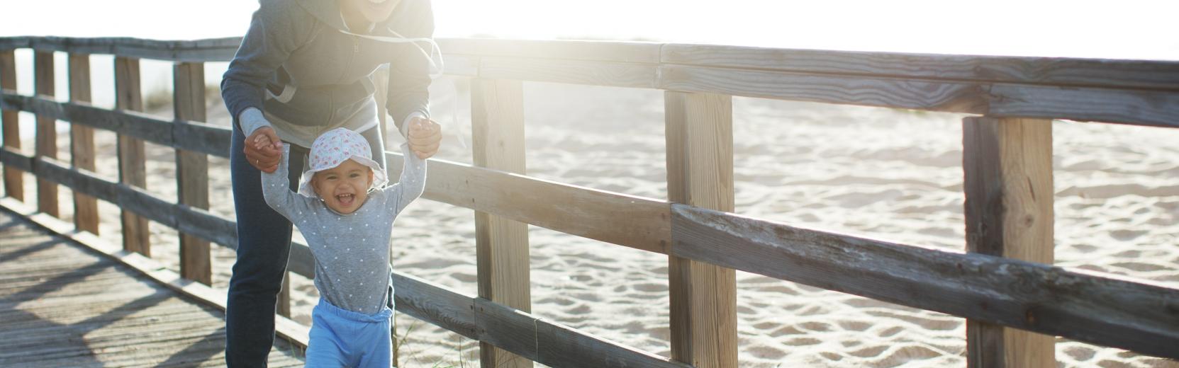 Au Pair med barn ved havet