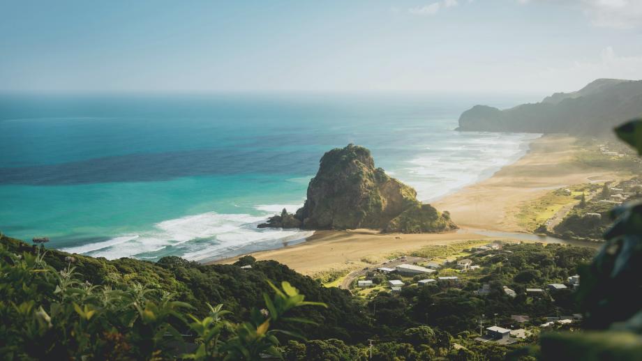 hvid strand set ovenfra med stenø ved kysten