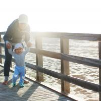 Au Pair med barn ved havet