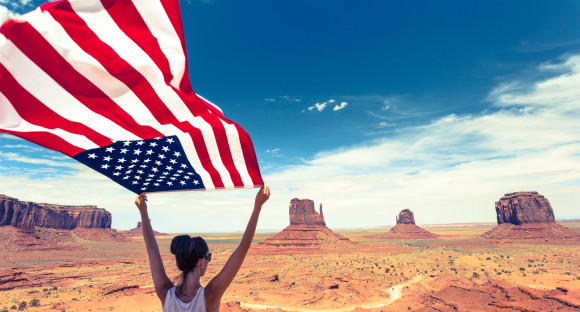au pair med et amerikansk flag