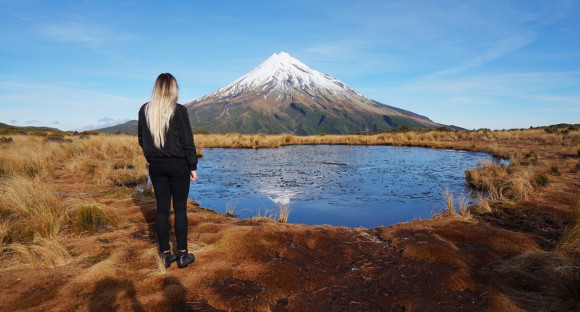 au pair med new zealand-landskab i baggrunden