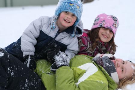 au pair leger med børn i sneen
