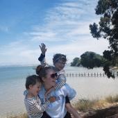 kvinde på stranden med to børn